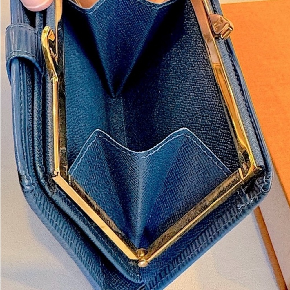 Louis Vuitton Blue Epi Luxury Women's Kiss-lock Wallet w/Box - Picture 7 of 9